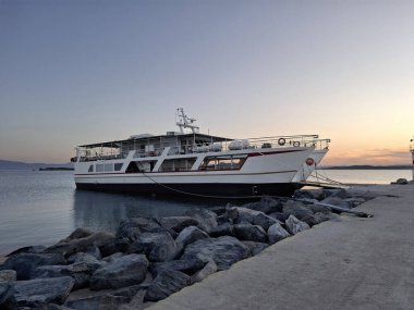 Ouranoupoli Limanı 'nda Günbatımında Yolcu Feribotu