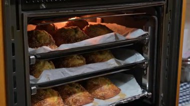 Geleneksel Kıbrıs Rum Flaouna Lezzetli Paskalya Peynirli Ekmeği. Flaolar geleneksel olarak Kıbrıslı Ortodoks tarafından Paskalya için hazırlanıyor..