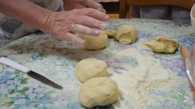 Bir masa örtüsünün üzerinde katlanmış un.