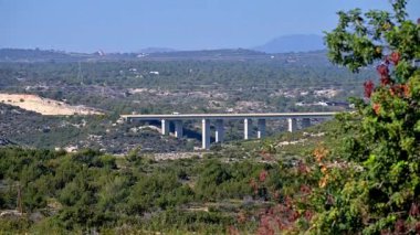 Kırsal vadi boyunca uzanan modern beton köprü
