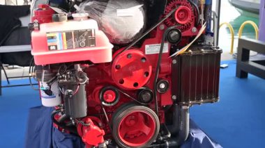 Limasol, Kıbrıs - 22 Mayıs 2025: Limasol Boat Show 2025, Limasol. Volvo Penta deniz motoru kemer, makaralı bir tekne fuarında sergileniyor.