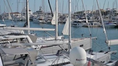 Limasol, Kıbrıs - 22 Mayıs 2025: Limasol Boat Show 2025, Limasol. Yelkenliler ve yatlar hareketli bir marinaya kenetlendi, berrak gökyüzü ve sakin sular deniz kenarındaki sakin yaşam tarzını yansıtıyor..