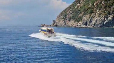 Hızlı Yolcu Gemisi Mavi Deniz 'de Bir Yol Bırakıyor