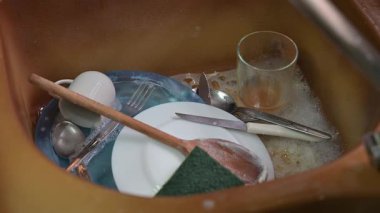 Kirli Tabaklar ve Utensiller Sabunlu Suyla Mutfak Lavabosunda