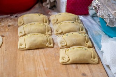 Geleneksel Kıbrıs Flaouna, lezzetli bir Yunan Paskalya Peynirli Ekmeği. Flaolar geleneksel olarak Kıbrıslı Ortodoks tarafından Paskalya için hazırlanıyor..