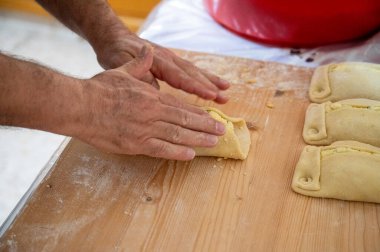 Geleneksel Kıbrıs Flaouna, lezzetli bir Yunan Paskalya Peynirli Ekmeği. Flaolar geleneksel olarak Kıbrıslı Ortodoks tarafından Paskalya için hazırlanıyor..
