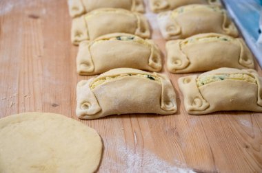 Geleneksel Kıbrıs Flaouna, lezzetli bir Yunan Paskalya Peynirli Ekmeği. Flaolar geleneksel olarak Kıbrıslı Ortodoks tarafından Paskalya için hazırlanıyor..