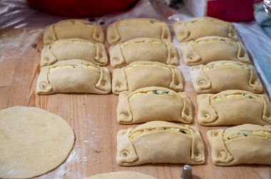 Geleneksel Kıbrıs Flaouna, lezzetli bir Yunan Paskalya Peynirli Ekmeği. Flaolar geleneksel olarak Kıbrıslı Ortodoks tarafından Paskalya için hazırlanıyor..
