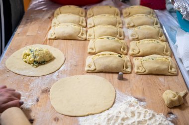Geleneksel Kıbrıs Flaouna, lezzetli bir Yunan Paskalya Peynirli Ekmeği. Flaolar geleneksel olarak Kıbrıslı Ortodoks tarafından Paskalya için hazırlanıyor..