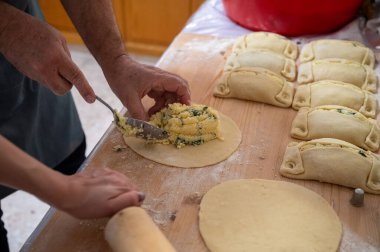 Geleneksel Kıbrıs Flaouna, lezzetli bir Yunan Paskalya Peynirli Ekmeği. Flaolar geleneksel olarak Kıbrıslı Ortodoks tarafından Paskalya için hazırlanıyor..