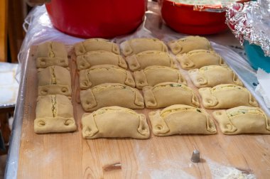 Geleneksel Kıbrıs Flaouna, lezzetli bir Yunan Paskalya Peynirli Ekmeği. Flaolar geleneksel olarak Kıbrıslı Ortodoks tarafından Paskalya için hazırlanıyor..