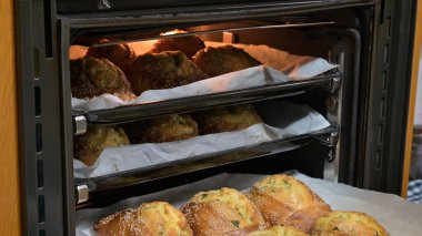 Geleneksel Kıbrıs Flaouna, lezzetli bir Yunan Paskalya Peynirli Ekmeği. Flaolar geleneksel olarak Kıbrıslı Ortodoks tarafından Paskalya için hazırlanıyor..