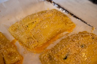 Geleneksel Kıbrıs Flaouna, lezzetli bir Yunan Paskalya Peynirli Ekmeği. Flaolar geleneksel olarak Kıbrıslı Ortodoks tarafından Paskalya için hazırlanıyor..