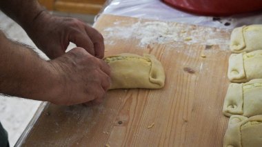Geleneksel Kıbrıs Flaouna, lezzetli bir Yunan Paskalya Peynirli Ekmeği. Flaolar geleneksel olarak Kıbrıslı Ortodoks tarafından Paskalya için hazırlanıyor..