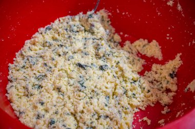 Yumurta ve peynirle dolu flaouna