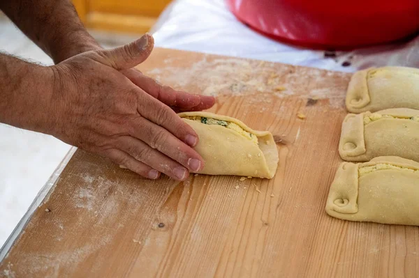 Geleneksel Kıbrıs Flaouna, lezzetli bir Yunan Paskalya Peynirli Ekmeği. Flaolar geleneksel olarak Kıbrıslı Ortodoks tarafından Paskalya için hazırlanıyor..