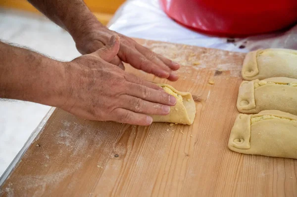 Geleneksel Kıbrıs Flaouna, lezzetli bir Yunan Paskalya Peynirli Ekmeği. Flaolar geleneksel olarak Kıbrıslı Ortodoks tarafından Paskalya için hazırlanıyor..