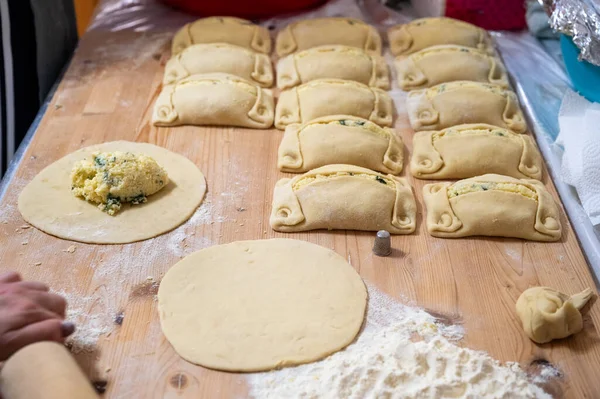 Geleneksel Kıbrıs Flaouna, lezzetli bir Yunan Paskalya Peynirli Ekmeği. Flaolar geleneksel olarak Kıbrıslı Ortodoks tarafından Paskalya için hazırlanıyor..