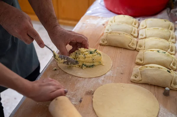Geleneksel Kıbrıs Flaouna, lezzetli bir Yunan Paskalya Peynirli Ekmeği. Flaolar geleneksel olarak Kıbrıslı Ortodoks tarafından Paskalya için hazırlanıyor..