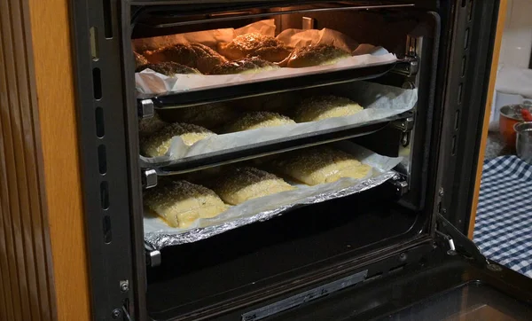 Geleneksel Kıbrıs Flaouna, lezzetli bir Yunan Paskalya Peynirli Ekmeği. Flaolar geleneksel olarak Kıbrıslı Ortodoks tarafından Paskalya için hazırlanıyor..