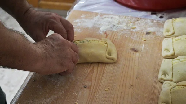 Geleneksel Kıbrıs Flaouna, lezzetli bir Yunan Paskalya Peynirli Ekmeği. Flaolar geleneksel olarak Kıbrıslı Ortodoks tarafından Paskalya için hazırlanıyor..