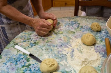 Bir masa örtüsünün üzerinde katlanmış un.