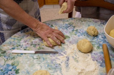 Bir masa örtüsünün üzerinde katlanmış un.