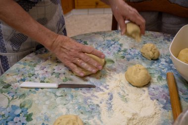 Bir masa örtüsünün üzerinde katlanmış un.