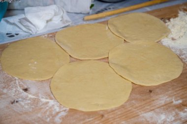 Ahşap bir tahtaya dizilmiş un.