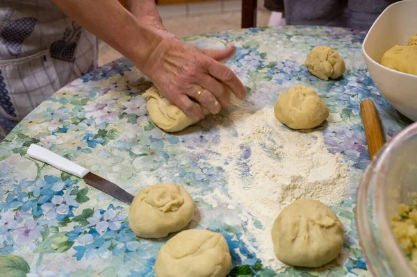 Bir masa örtüsünün üzerinde katlanmış un.