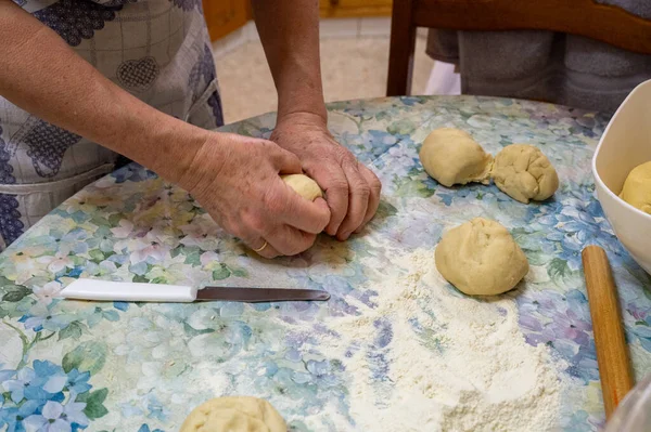 Bir masa örtüsünün üzerinde katlanmış un.