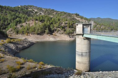 Arminou Barajının Yeşil Tepeler ve Sakin Suları
