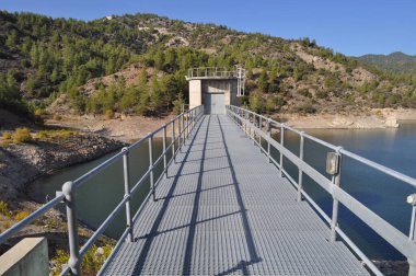 Arminou Barajının Yeşil Tepeler ve Sakin Suları