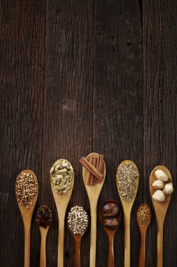 Kaşık içinde çeşitli baharatlar