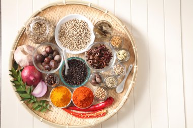 Çeşitli kuru baharat