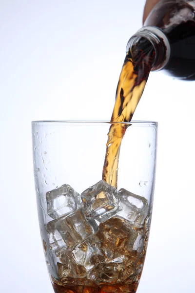 Gieten cola drinken — Stockfoto