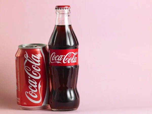 Coca cola bottle and can — Stock Photo, Image