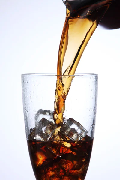 Gieten cola drinken — Stockfoto