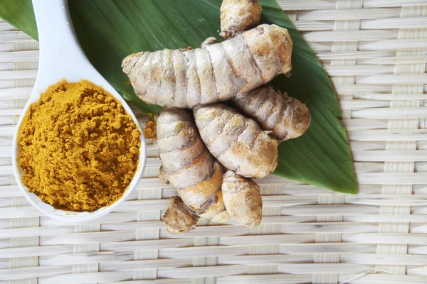 Turmeric powder and leaf — Stock Photo, Image