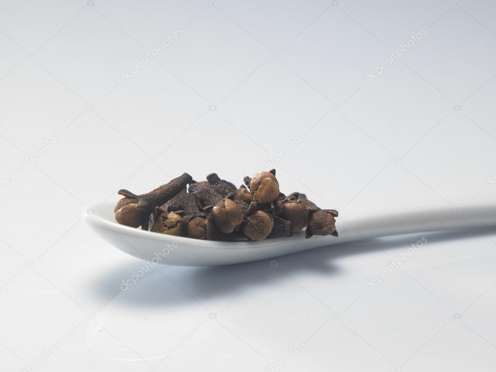 Whole aromatic cloves