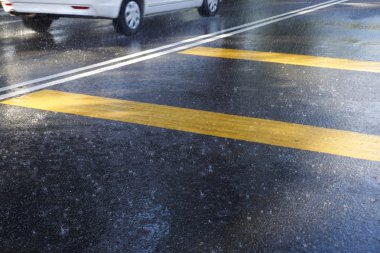 Asfalt yolda yağmur