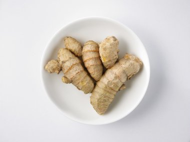 Baharatlı zerdeçal kökü