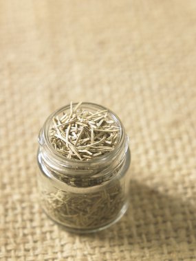 kurutulmuş biberiye yaprakları