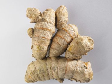 Baharatlı zerdeçal kökü