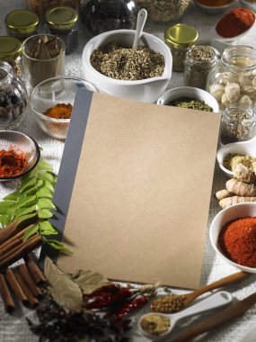 çeşitli baharat ve kitap