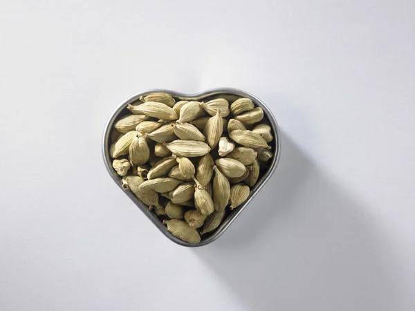 Sementes de cardamomo inteiras — Fotografia de Stock