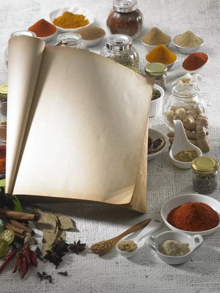 Libro de recetas en blanco con especias — Foto de Stock