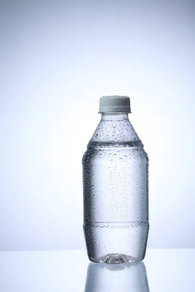 Wasser in Plastikflasche — Stockfoto