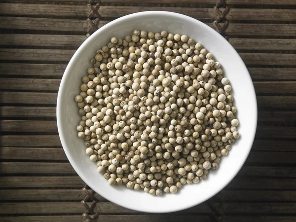 Whole white peppercorns — Stock Photo, Image