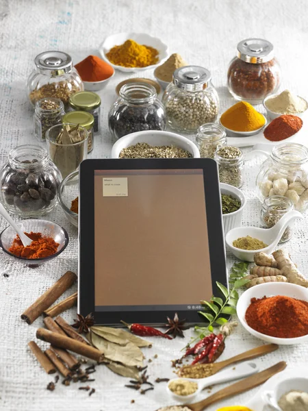 Specerijen en digitale tablet — Stockfoto